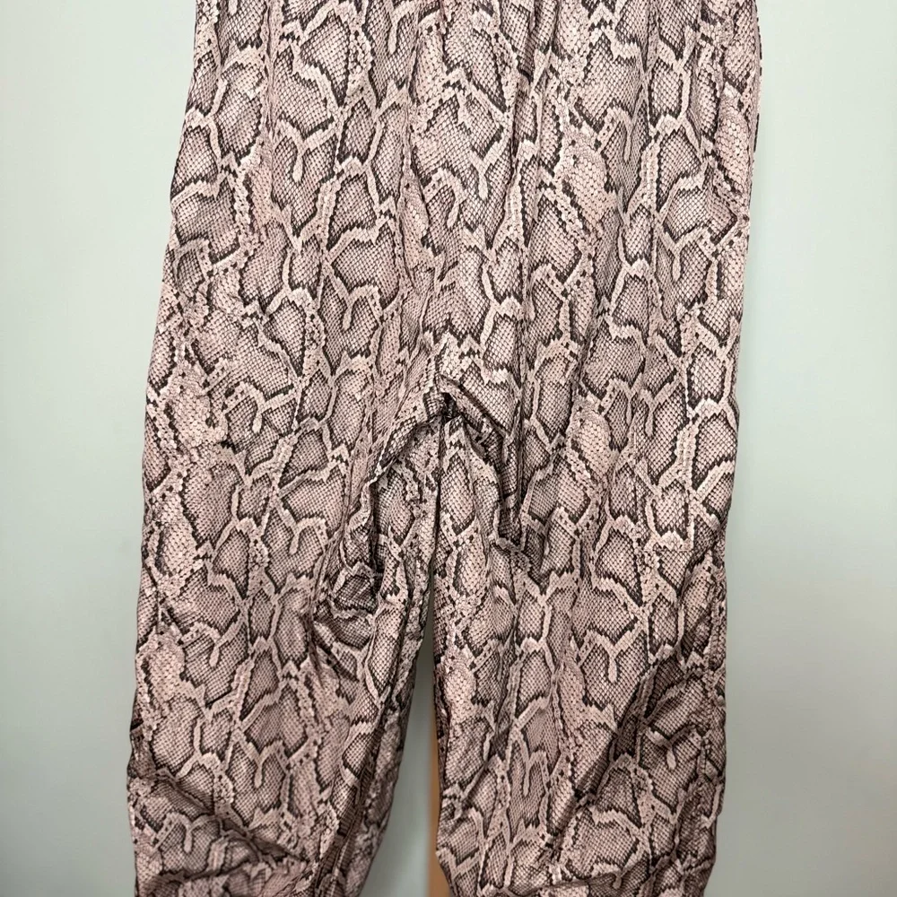 NWT Varley Black and Gray Track Pants with Bold Design - Picture 3 of 4
